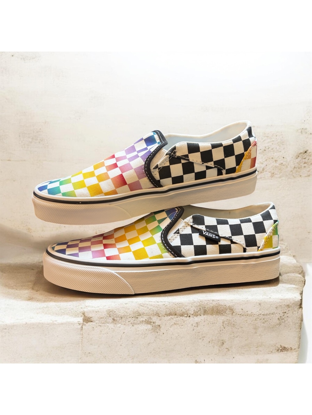 Vans Classic Slip-On Rainbow Checkerboard Sneakers – Women’s 6.5 🌈🖤